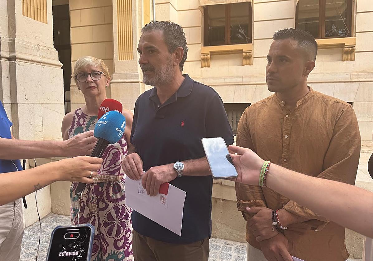 Vicente Arques, en el centro, este martes a las puertas de la Diputación de Alicante.