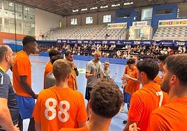 Krivokapić se dirige a su equipo durante un tiempo muerto del partido