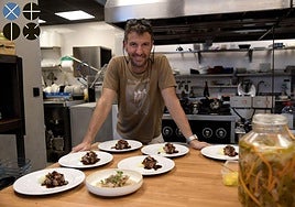 Carl Borg en la cocina abierta de su restaurante.