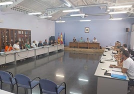 Representantes municipales y de los cuerpos de seguridad, durante la reunión de coordinación previa a las Fiestas de Moros y Cristianos.