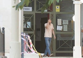 El detenido sale de los juzgados de Alicante este viernes tras prestar declaración.