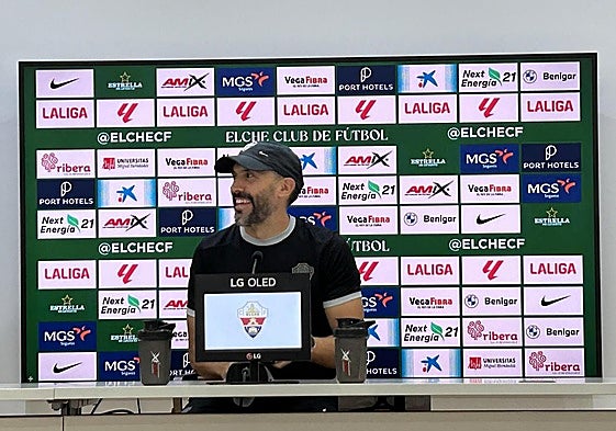 El entrenador del Elche, durante la rueda de prensa previa al duelo frente al Atlético de Madrid en el Metropolitano.