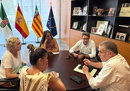 El alcalde Pachi Pascual y los ediles de San Vicente, durante la reunión con el director general Bartolomé Pérez.
