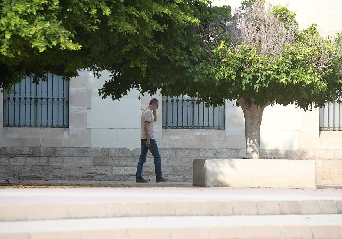 El detenido sale de los juzgados de Alicante este viernes tras prestar declaración.