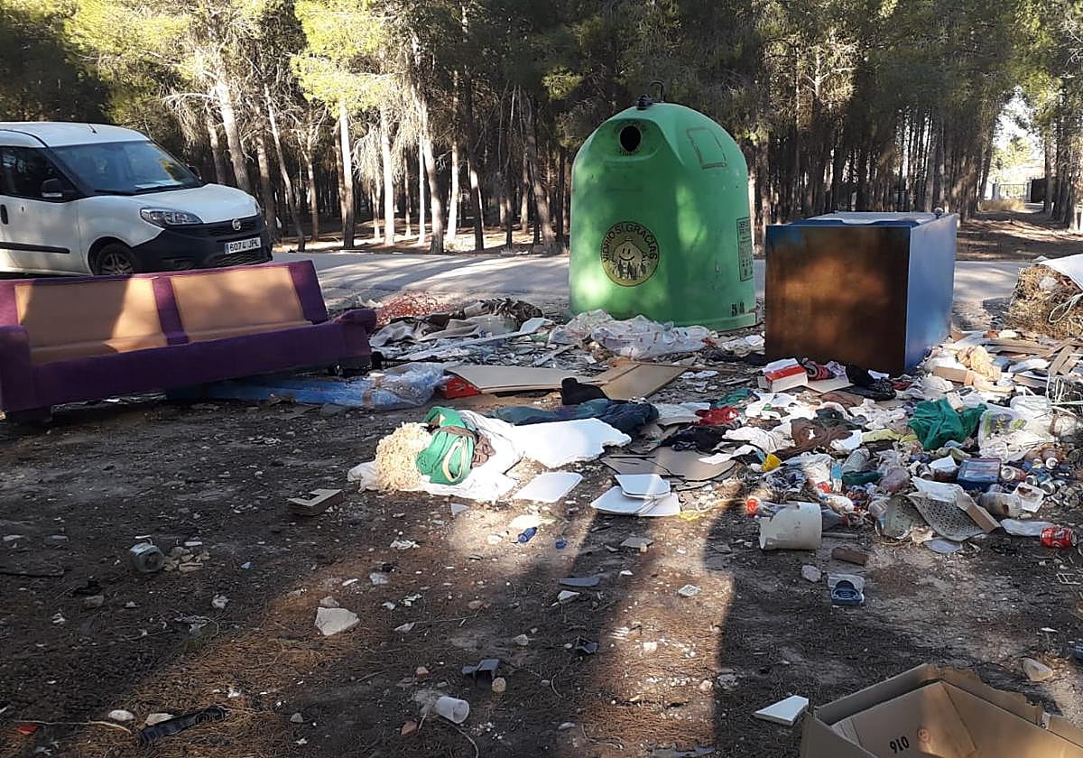 Vertidos depositados en las inmediaciones de un contenedor.