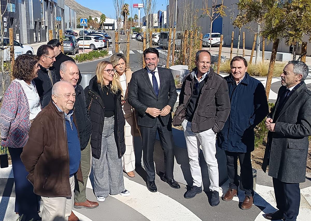 Imagen secundaria 1 - Imagenes de archivo de actividades de la ADL. 