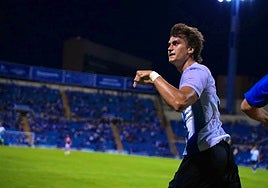 Slavy celebra uno de los goles de la pretemporada en el Rico Pérez.