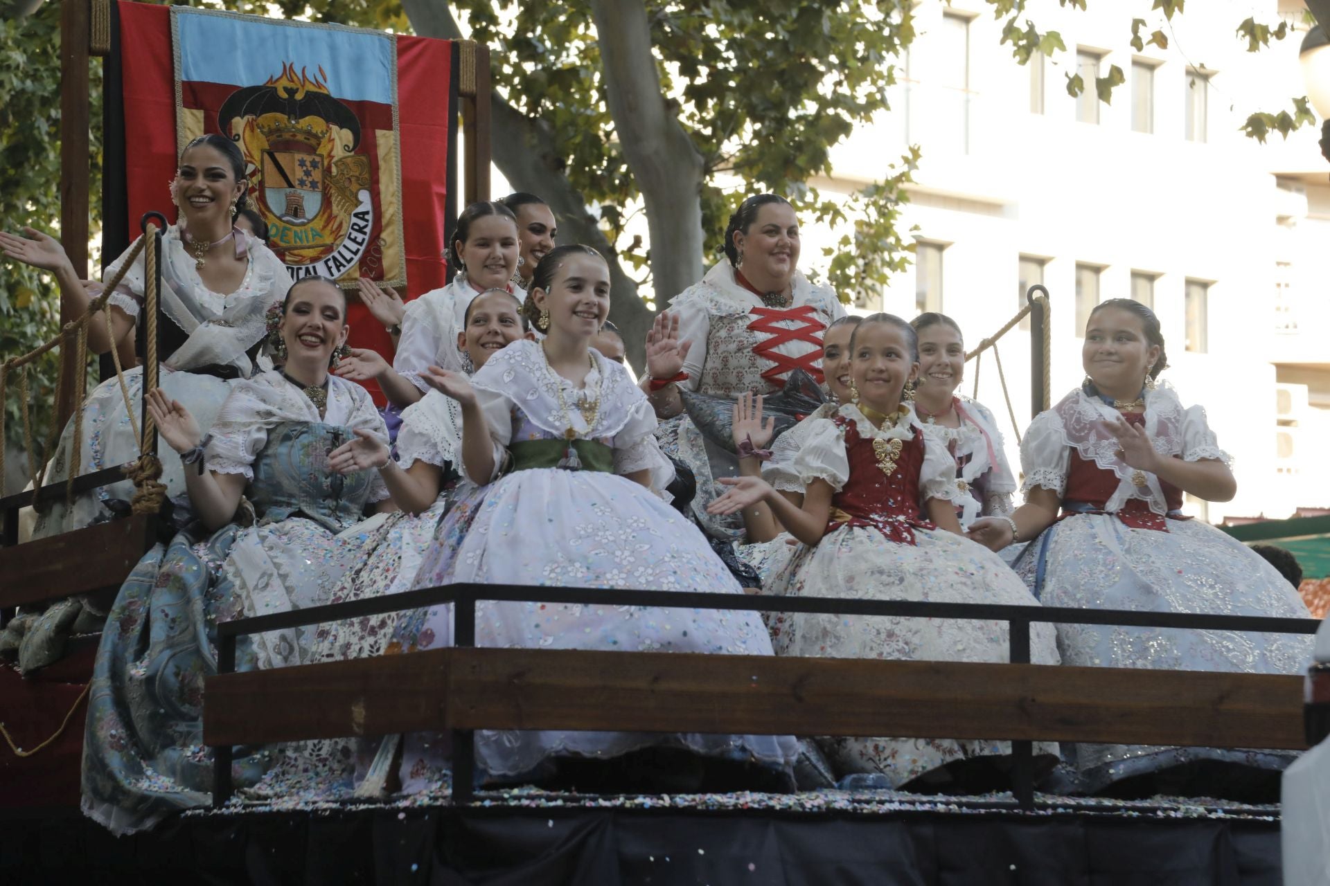 El desfile de carrozas de Dénia, en imágenes