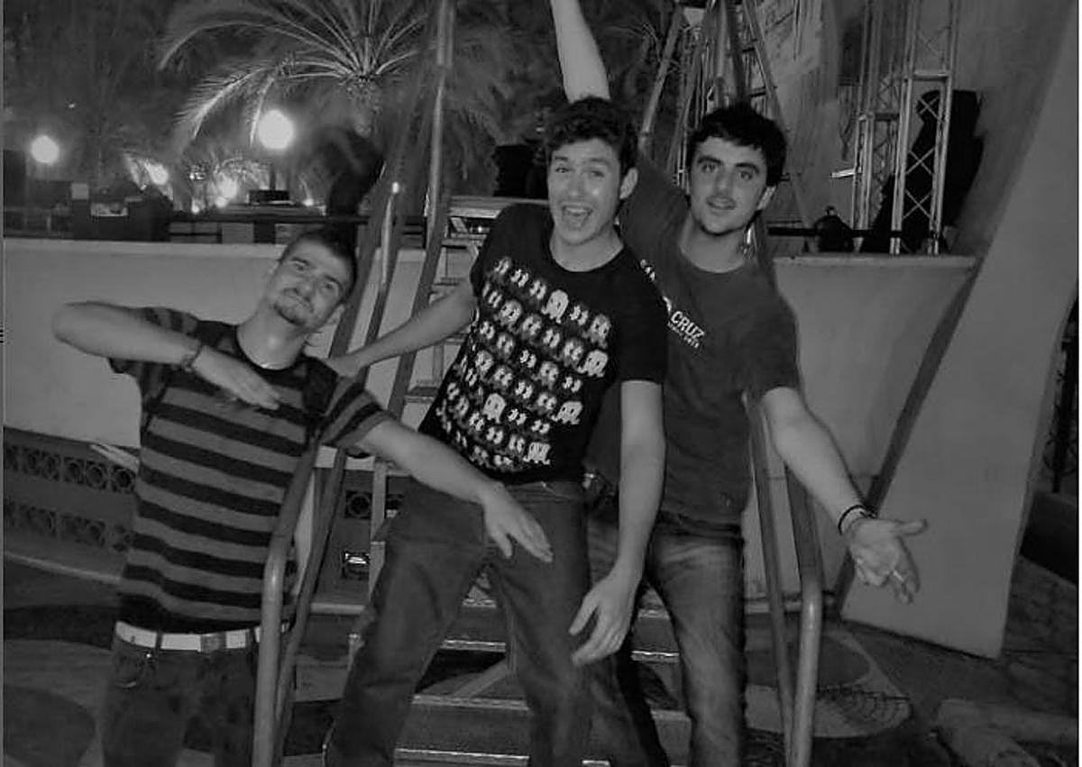 Imagen secundaria 1 - 1. Concierto en Italia. 2. Concierto de Llamando a Julia en la Concha de la Explanada en sus incios. 3. Concierto en Alicante de la banda en 2024