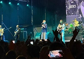 La banda británica James durante su concierto en el Muelle Live, que congregó a más de 3.000 personas en Alicante.