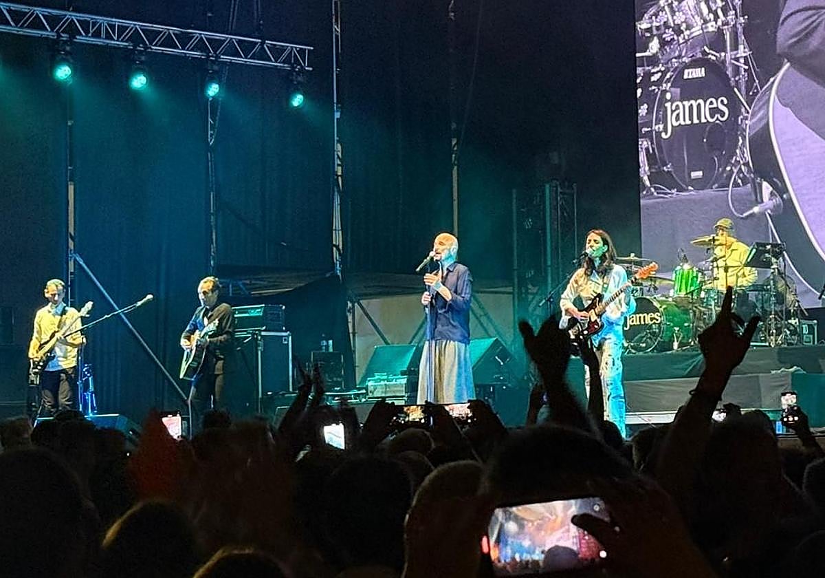 La banda británica James durante su concierto en el Muelle Live, que congregó a más de 3.000 personas en Alicante.