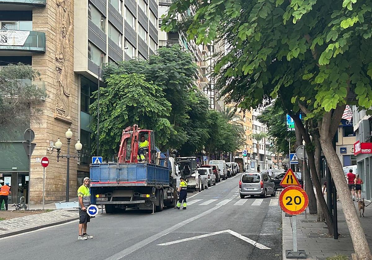 Inicio de las obras de asfaltado en el tramo final de la Rambla, que se prolongarán durante un mes manteniendo la circulación abierta.