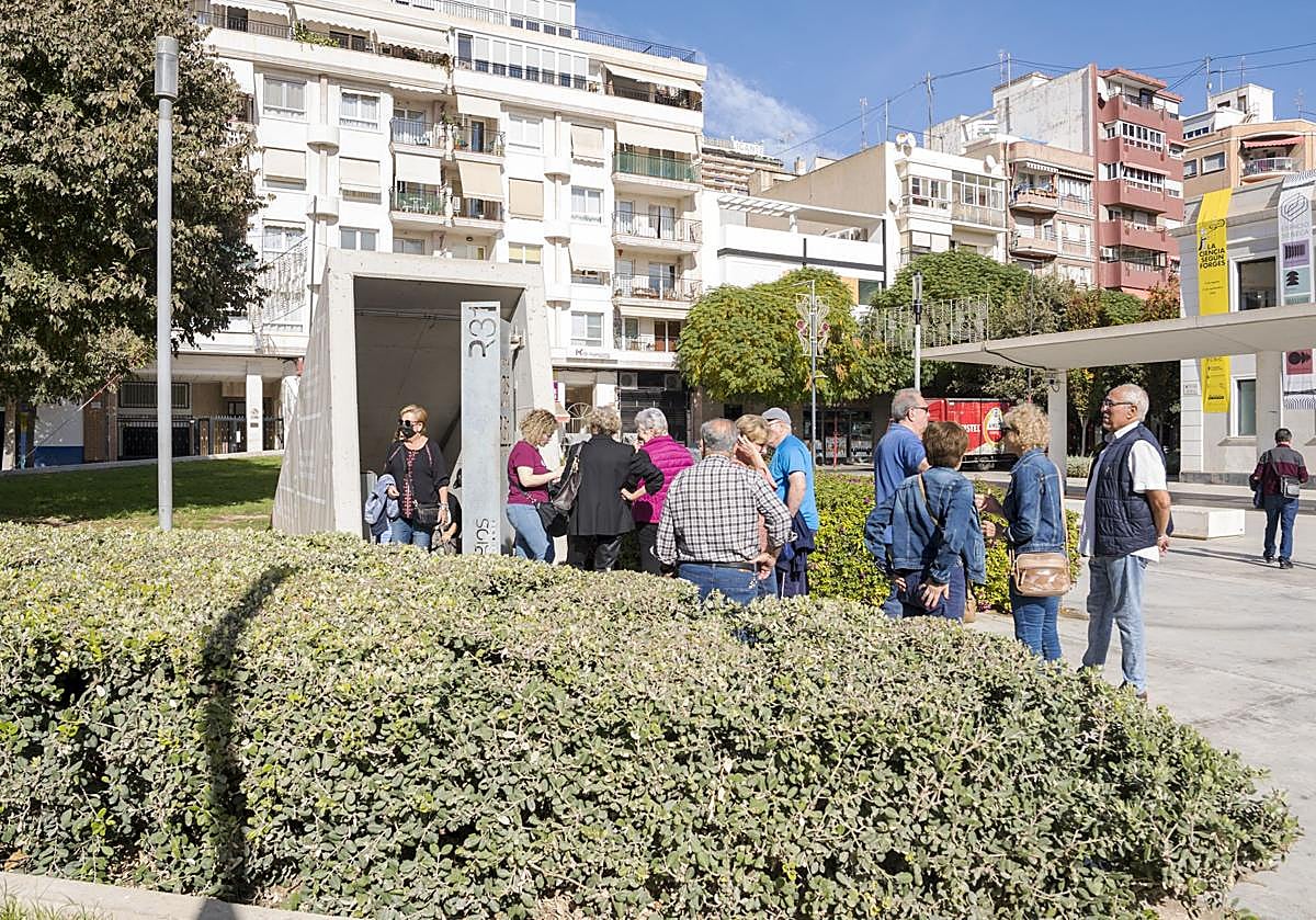 Imagen principal - Entradas a varios refugios de Alicante: Séneca, Castellón, las Cigarreras. 
