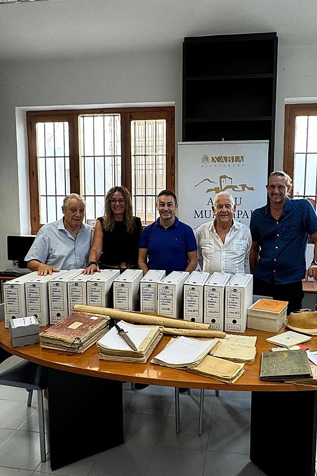 Acto de entrega de la donación de documentos históricos al Archivo Municipal de Xàbia, con la presencia de representantes municipales y la familia Cruañes.