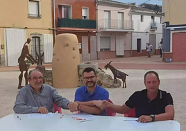 El actual alcalde del municipio (centro), y a su derecha el edil que le arrebatará el cargo si prospera la moción de censura.