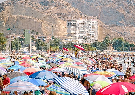 Bañistas en la playa del Postiguet.