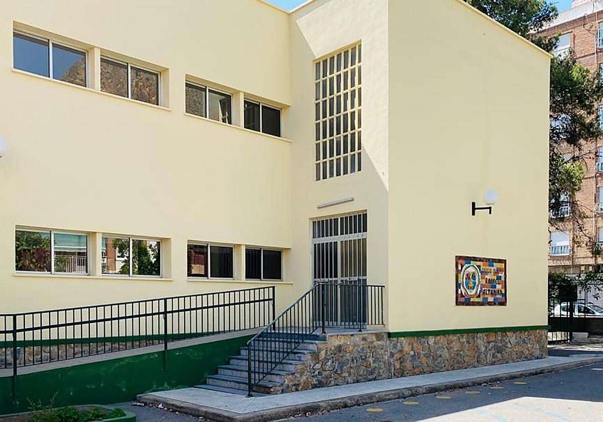 Imagen principal - Algunos de los colegios que se van a reformar.