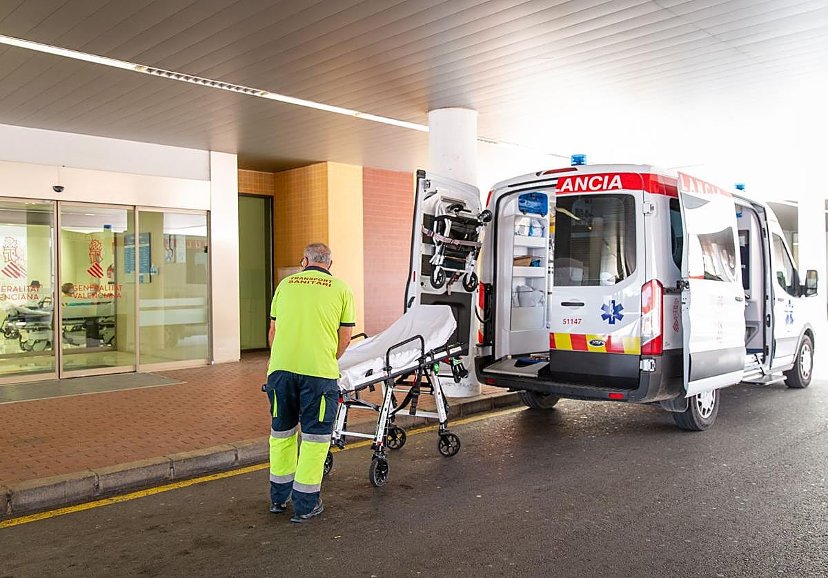 Acceso al servicio de urgencias del Hospital Universitario de Torrevieja.