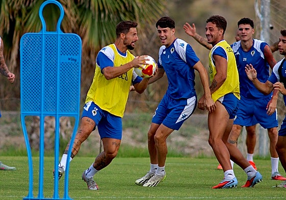 Sesión de entrenamiento del Hércules en el campo de Fontcalent.