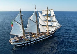 El velero navegando por el Mediterráneo.