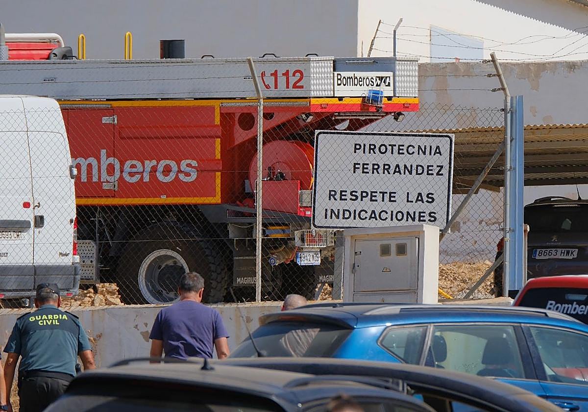 Servicios de emergencia en la pirotecnia accidentada.