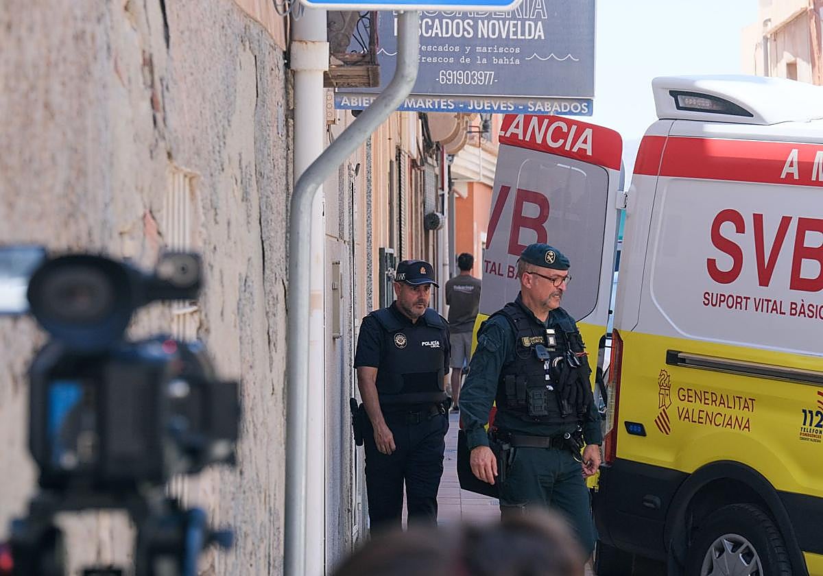 Agentes de la Guardia Civil y de la Policía Local custodian la vivienda del joven