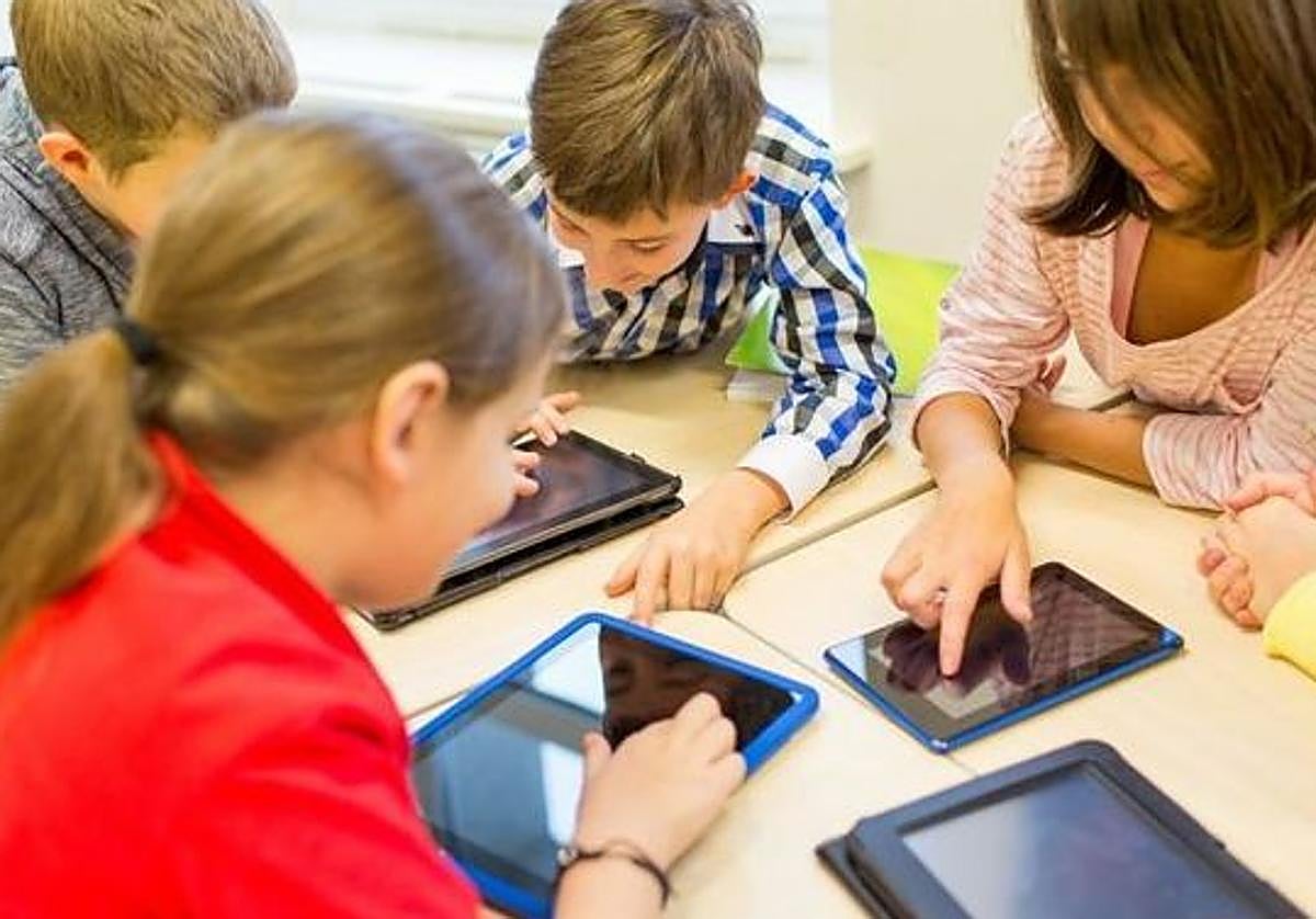 La inversión en tecnología educativa se destina principalmente a portátiles y tabletas.