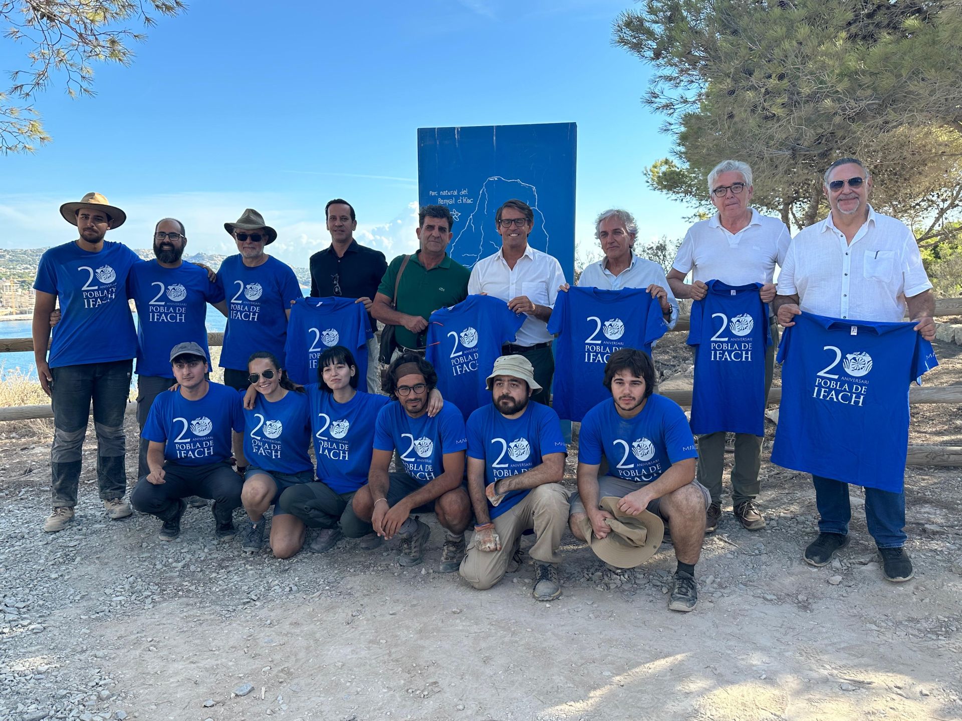 Equipo de profesionales y voluntarios que han participado en la campaña de excavación junto a autoridades.
