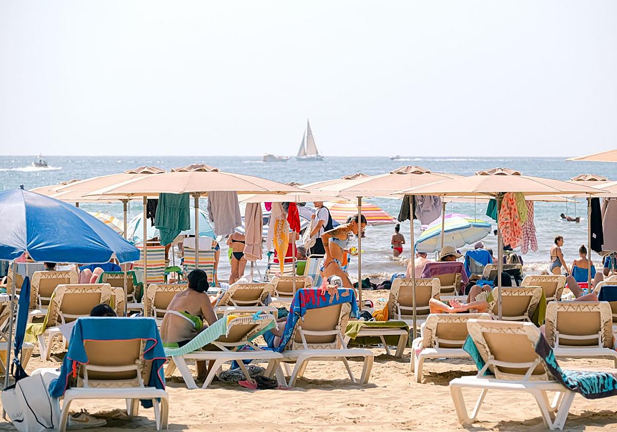 Playa del Postiguet a rebosar.