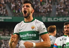 Rafa Mir celebrando el primer gol del encuentro.