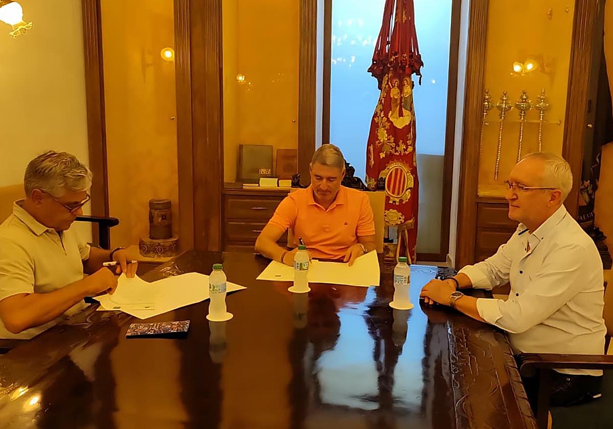 El alcalde de Orihuela, Pepe Vegara, durante la firma del convenio con la UNED de Elche.