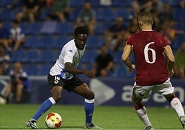 Ben Hamed protege el balón en el amistoso frente al Murcia.