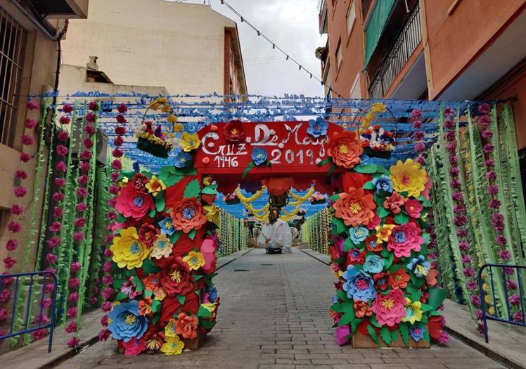 Calle decorada en el Raval Roig.