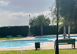 Piscina comunitaria en una urbanización de Alicante, antes de recibir a sus usuarios.