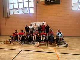 El combinado español posa junto al edil de Deportes alicantino.