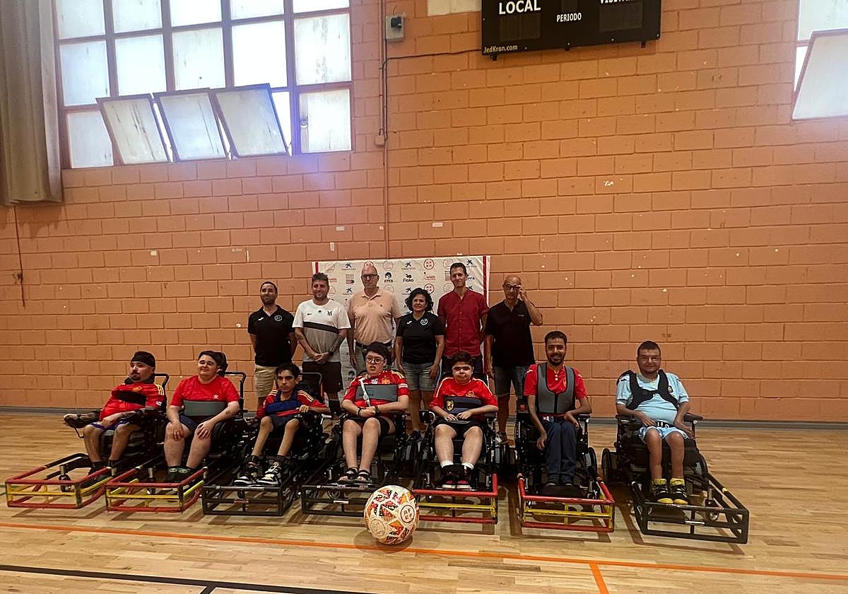 El combinado español posa junto al edil de Deportes alicantino.