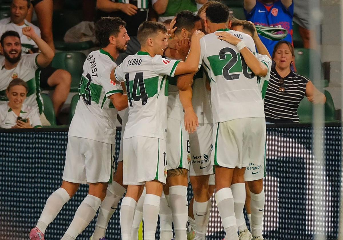 Un equipo que invita a soñar y una grada que vuelve a creer: el Martínez Valero respira ilusión.