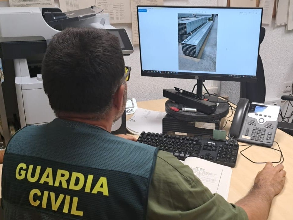 Imagen principal - La Guardia Civil desmantela una trama alicantina de estafa que se apropió de 65 toneladas de acero.