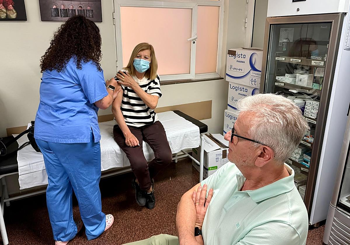 Vacunación en un centro sanitario de la Generalitat.