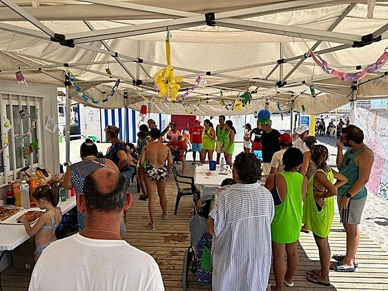 Usuarios y familias disfrutan de la clausura inclusiva en la playa de El Campello.