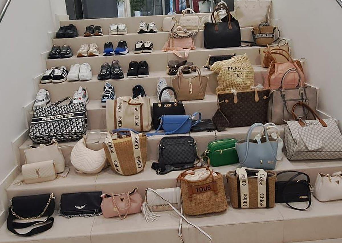 Imagen secundaria 1 - Agentes locales interceptaron un vehículo cargado con más de 1.000 falsificaciones.