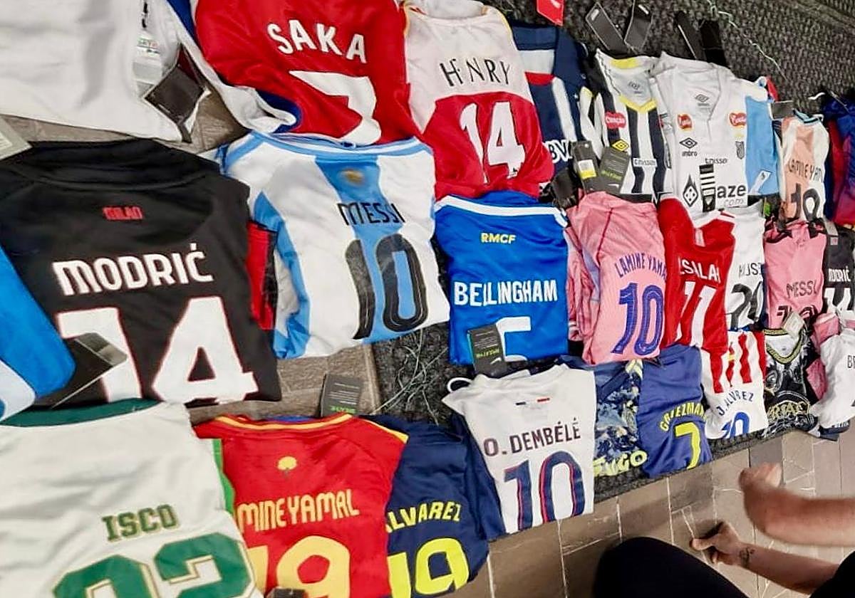 La Policía Local de Xàbia decomisó más de mil prendas falsificadas en el paseo del Arenal.