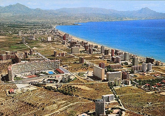 La playa de San Juan en la década de 1970.