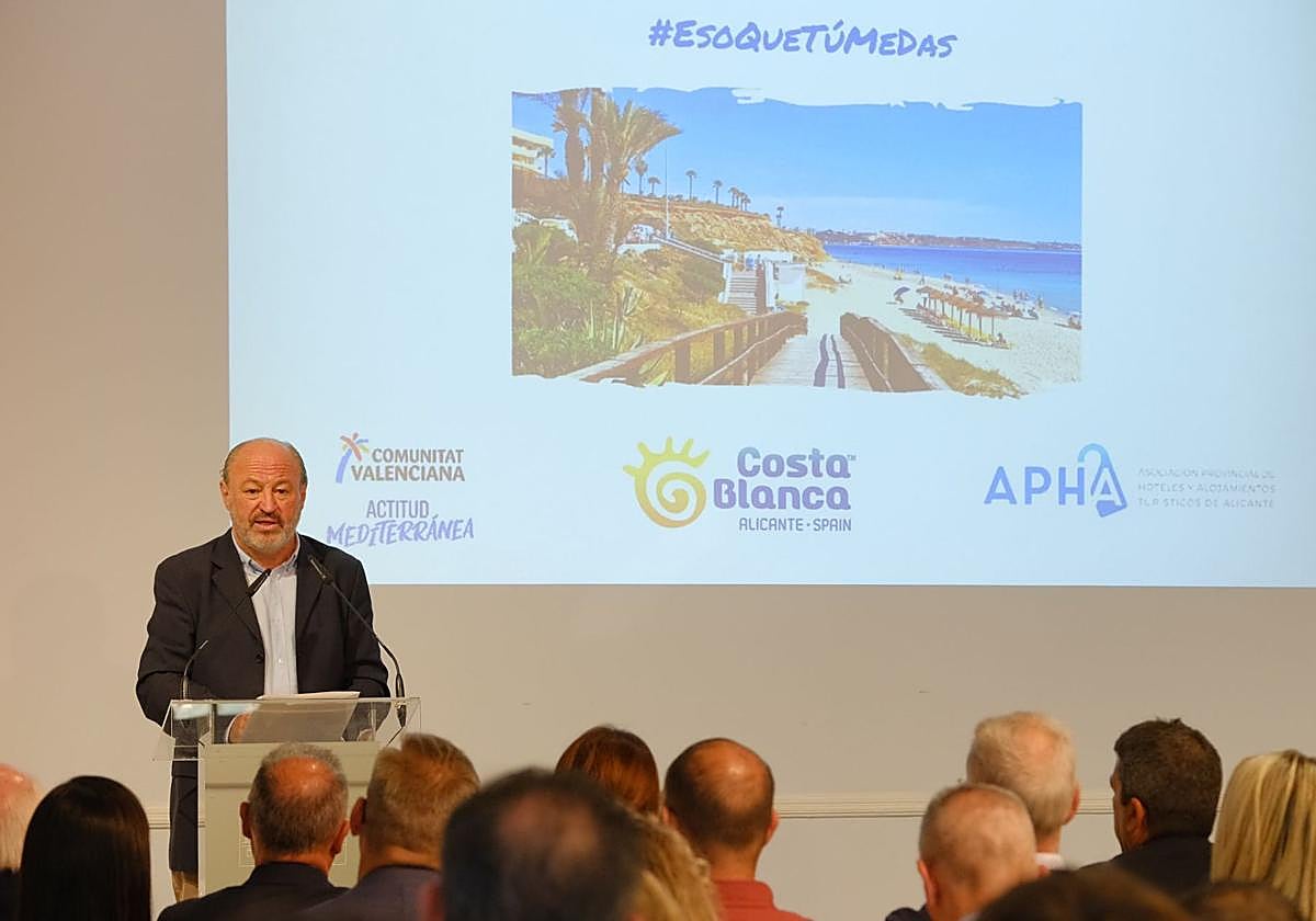 El presidente de Apha, Luis Castillo, en la presentación de la nueva campaña contra la turismofobia.