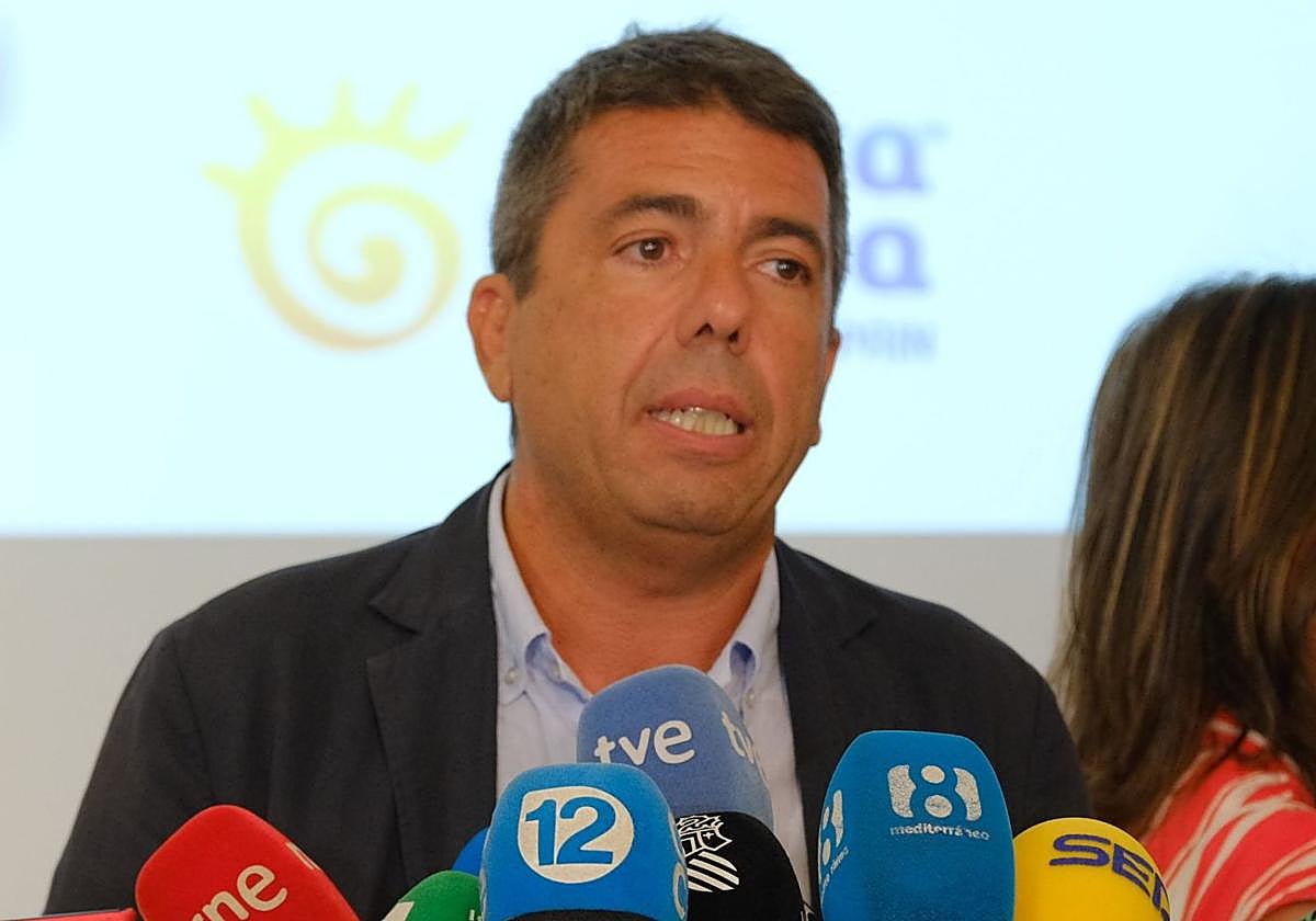 El presidente de la Generalitat, Carlos Mazón, este lunes en una comparecencia ante los medios en Alicante.