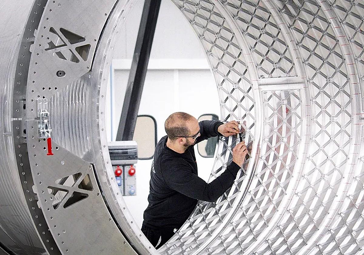 Un empleado de la planta de Elche trabaja en una pieza de la estructura del cohete 'Miura 5'.