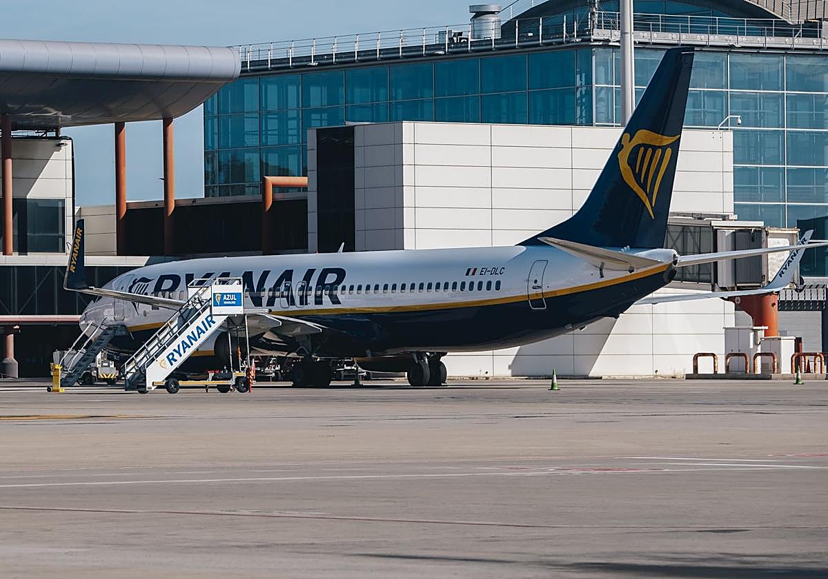 Avión de Ryanair en el aeropuerto de Alicante-Elche.