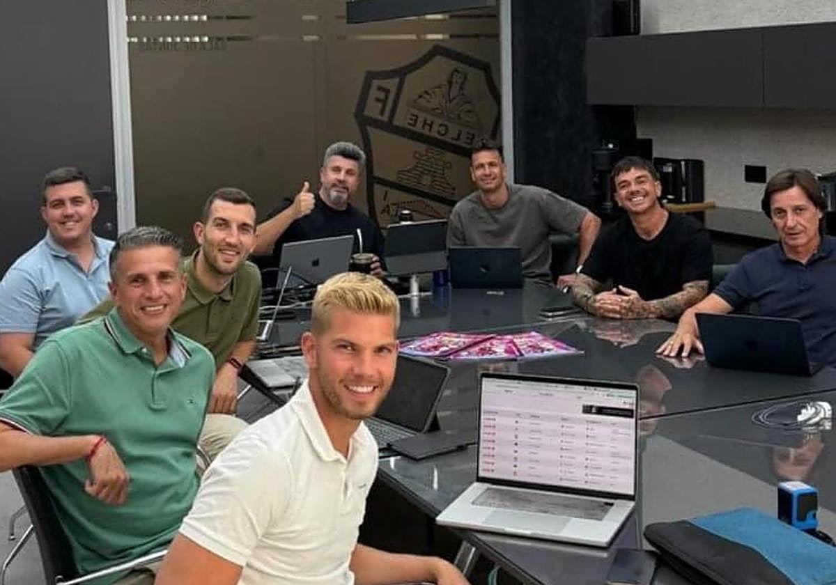 La dirección deportiva del Elche, durante el cierre de un mercado que ha dejado 13 incorporaciones y varios movimientos de salida.