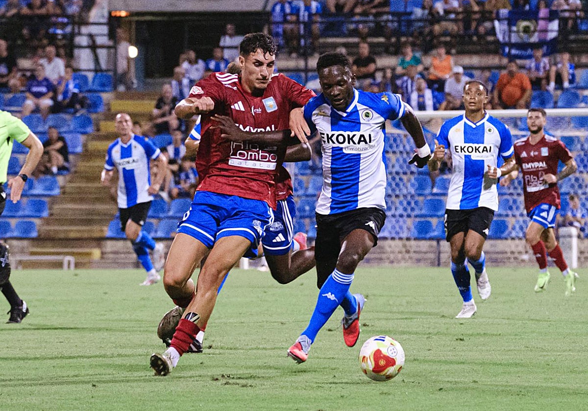 Ben Hamed avanza con el balón controlado en el debut frente al Tarazona.