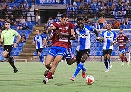 Ben Hamed avanza con el balón controlado en el debut frente al Tarazona.